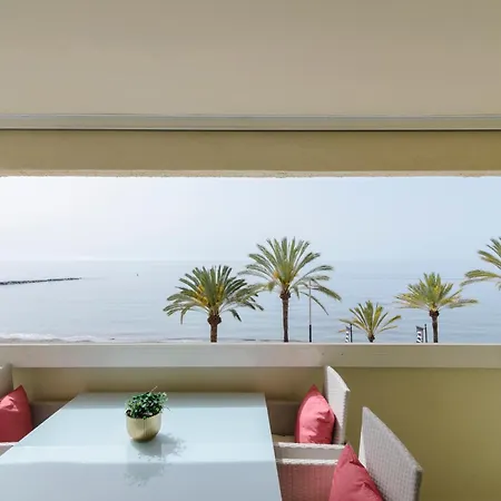 Sea Front In Center شقة
